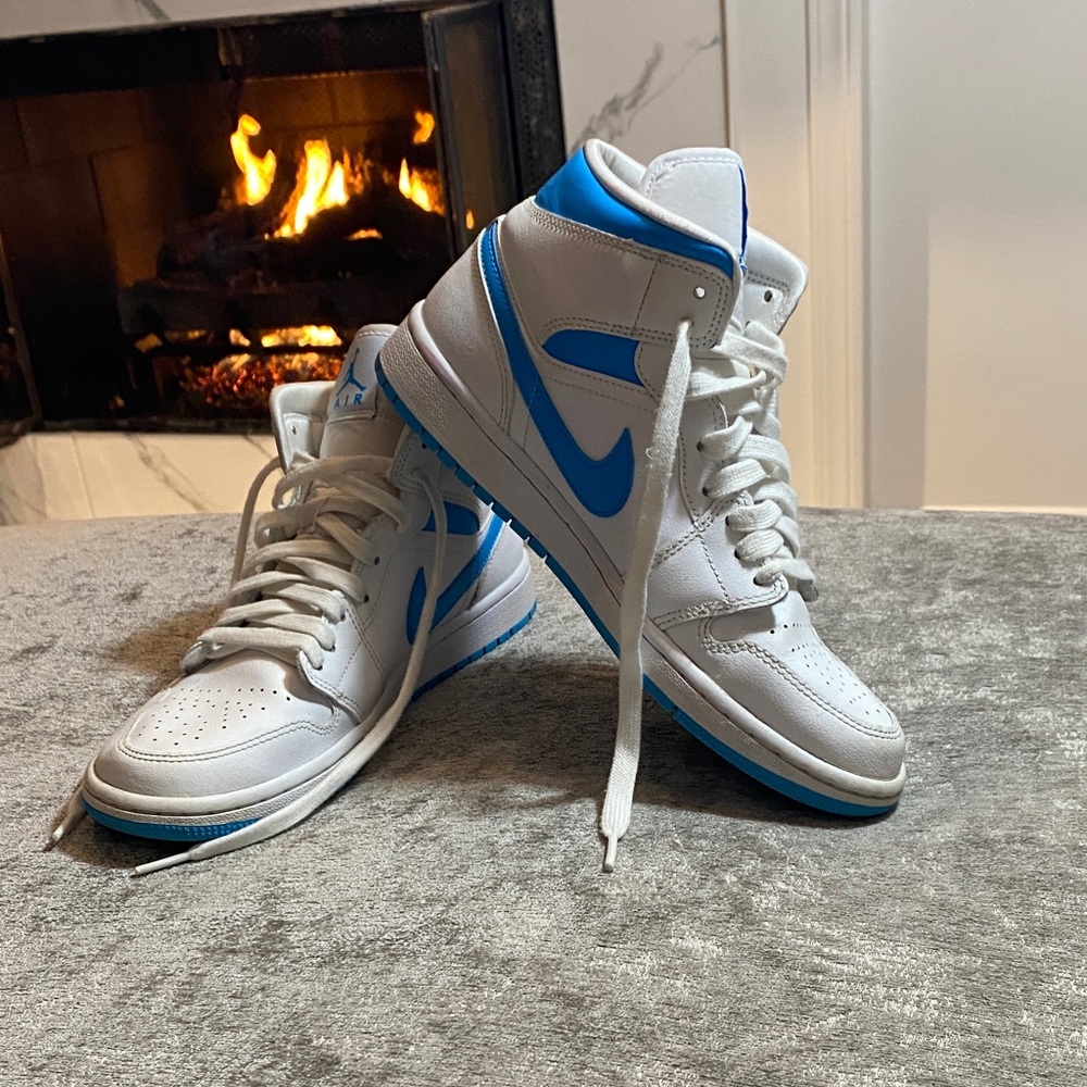 Nike Air Jordan White and Turquoise Athletic Shoes size 9 {1202}